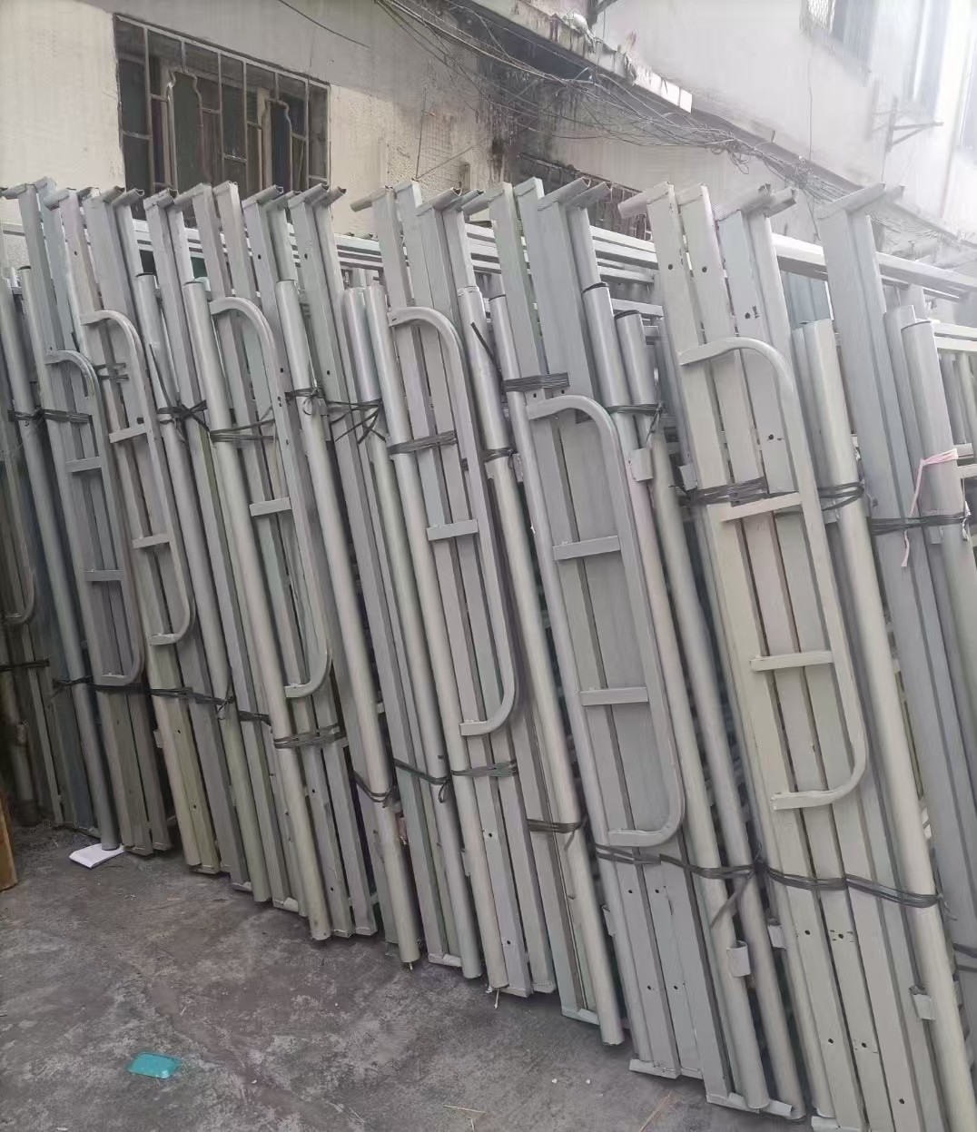 施工现场线缆整理作业