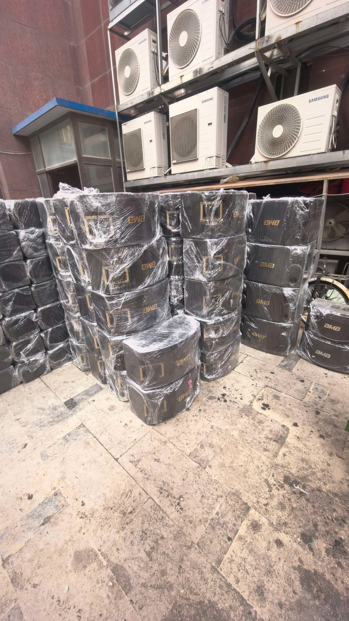 废旧设备回收作业现场