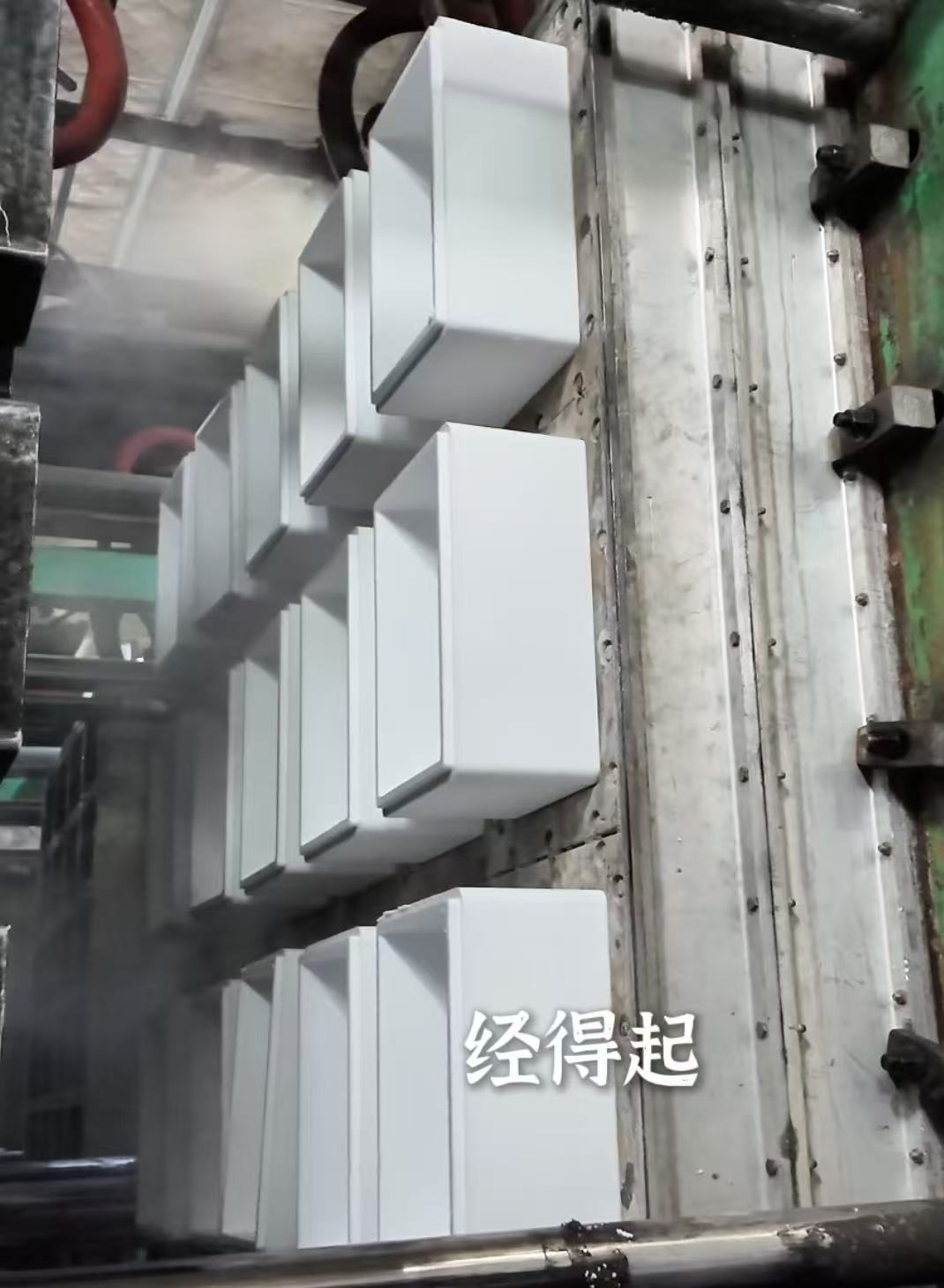 飞宏泡沫泡沫箱制造商生产车间