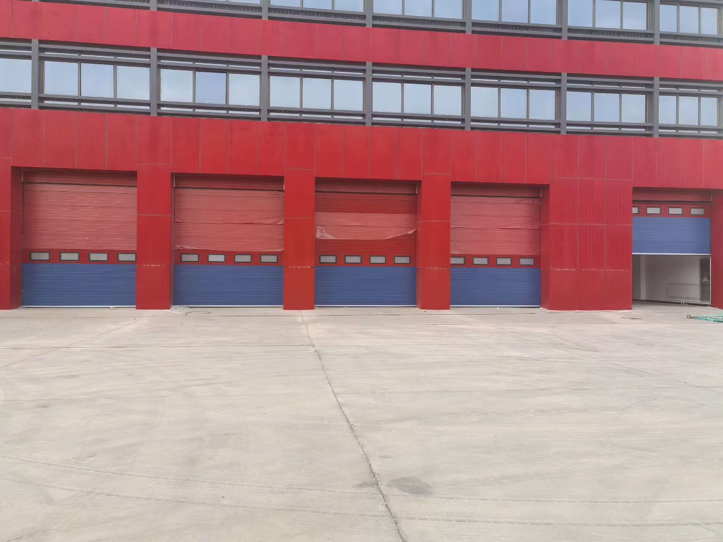 工业门安装现场