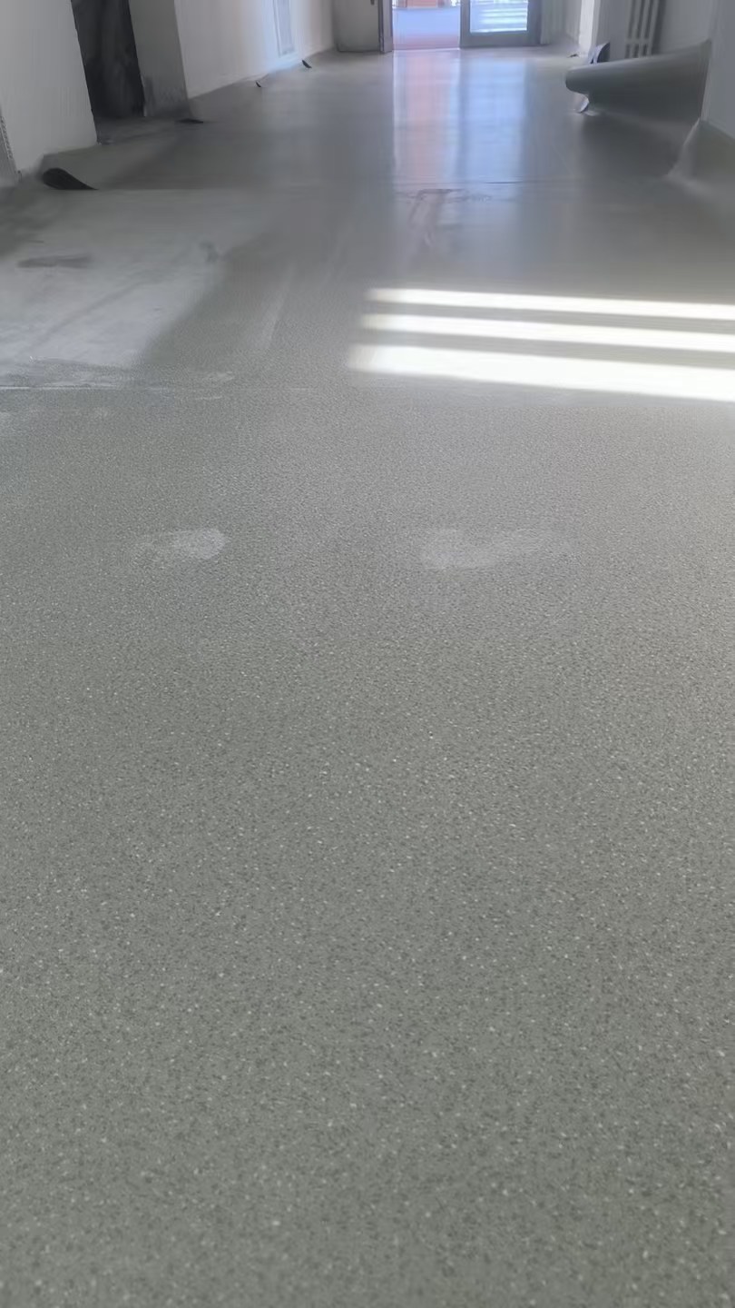 图1：合成纤维铺装基层处理与排水系统设计示意