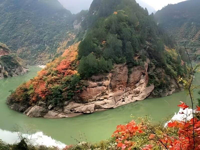 嘉陵江竹排与峡谷风光