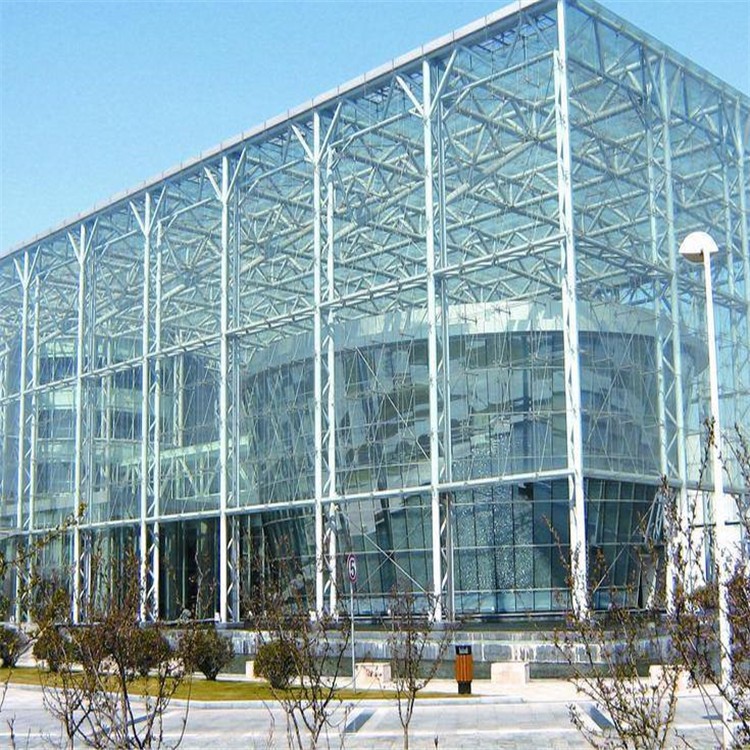 滑雪场钢结构施工现场