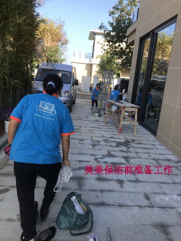 专业化施工团队正在进行高标准缝隙处理