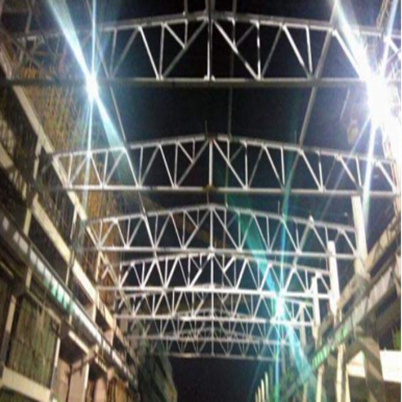钢结构仓库构件吊装与现场拼接实景