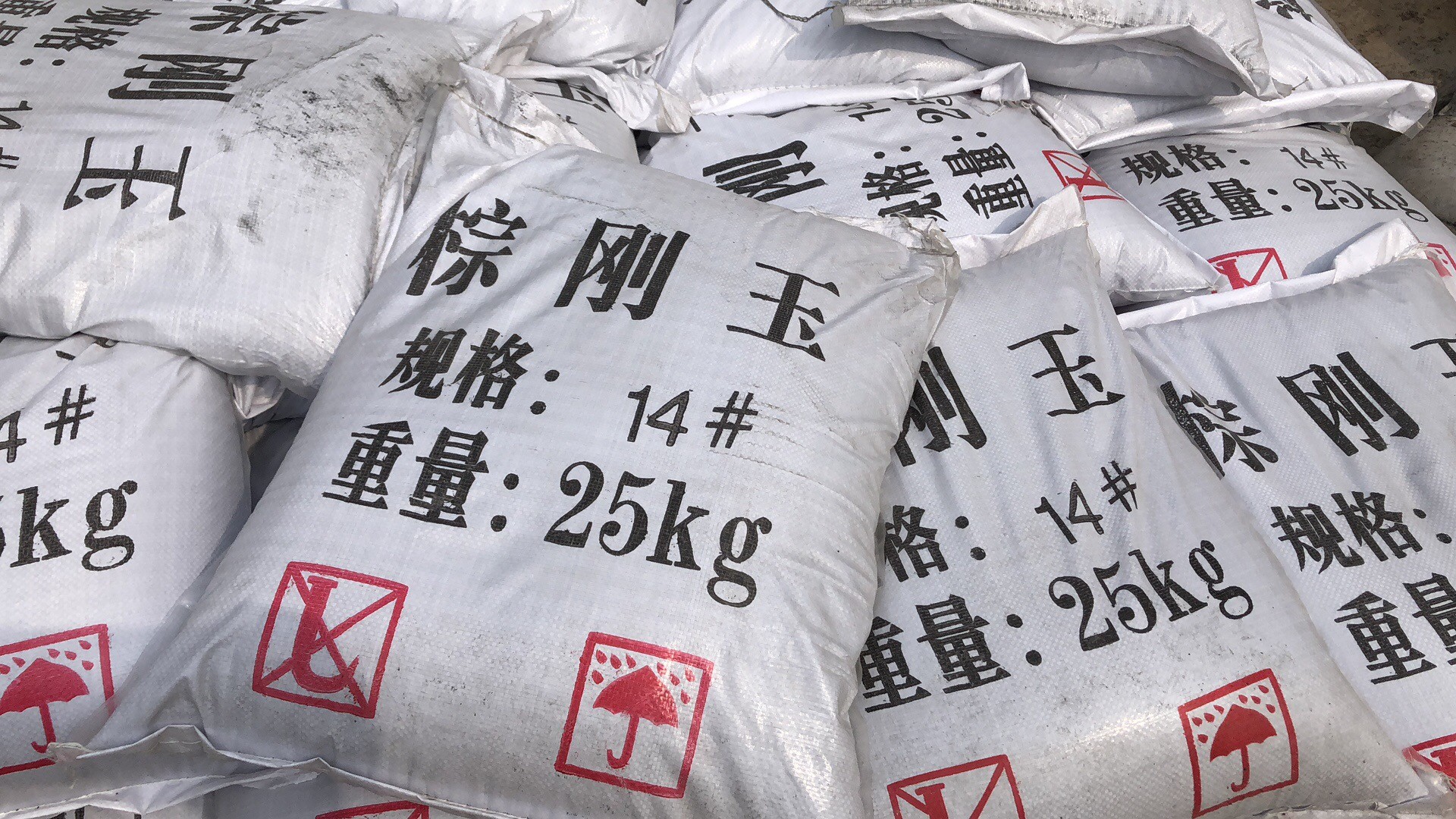 棕刚玉生产与质检现场