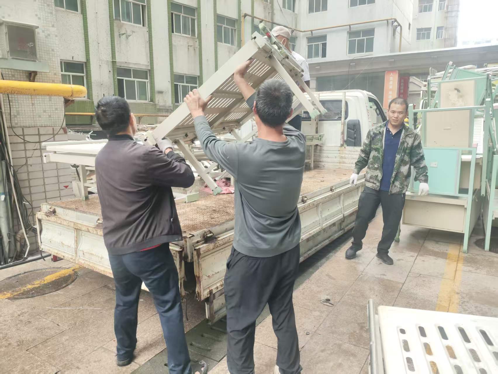 设备吊装作业现场