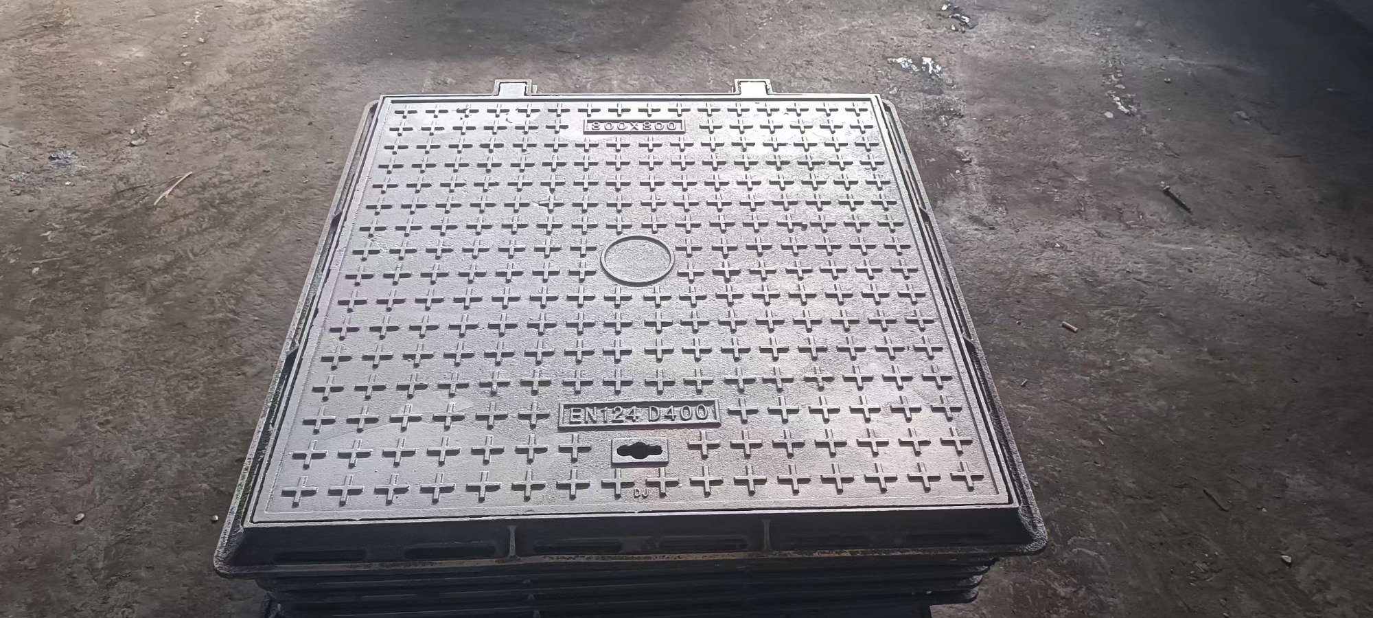 标准化生产车间与成品库区