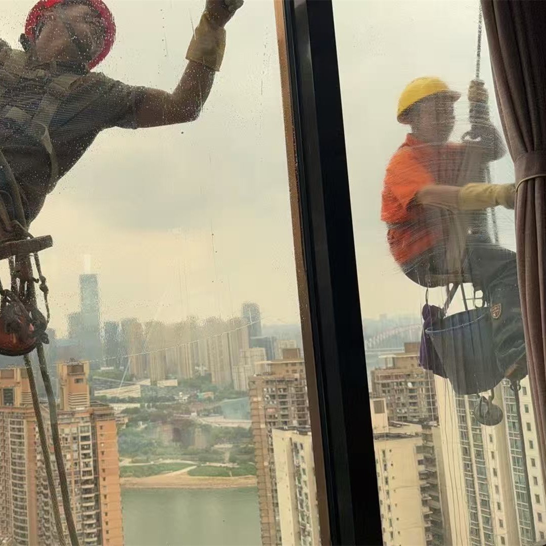 高空外墙清洗作业现场