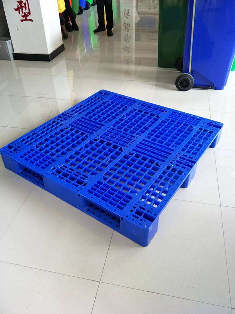 塑料托盘翻新与分拣作业场景