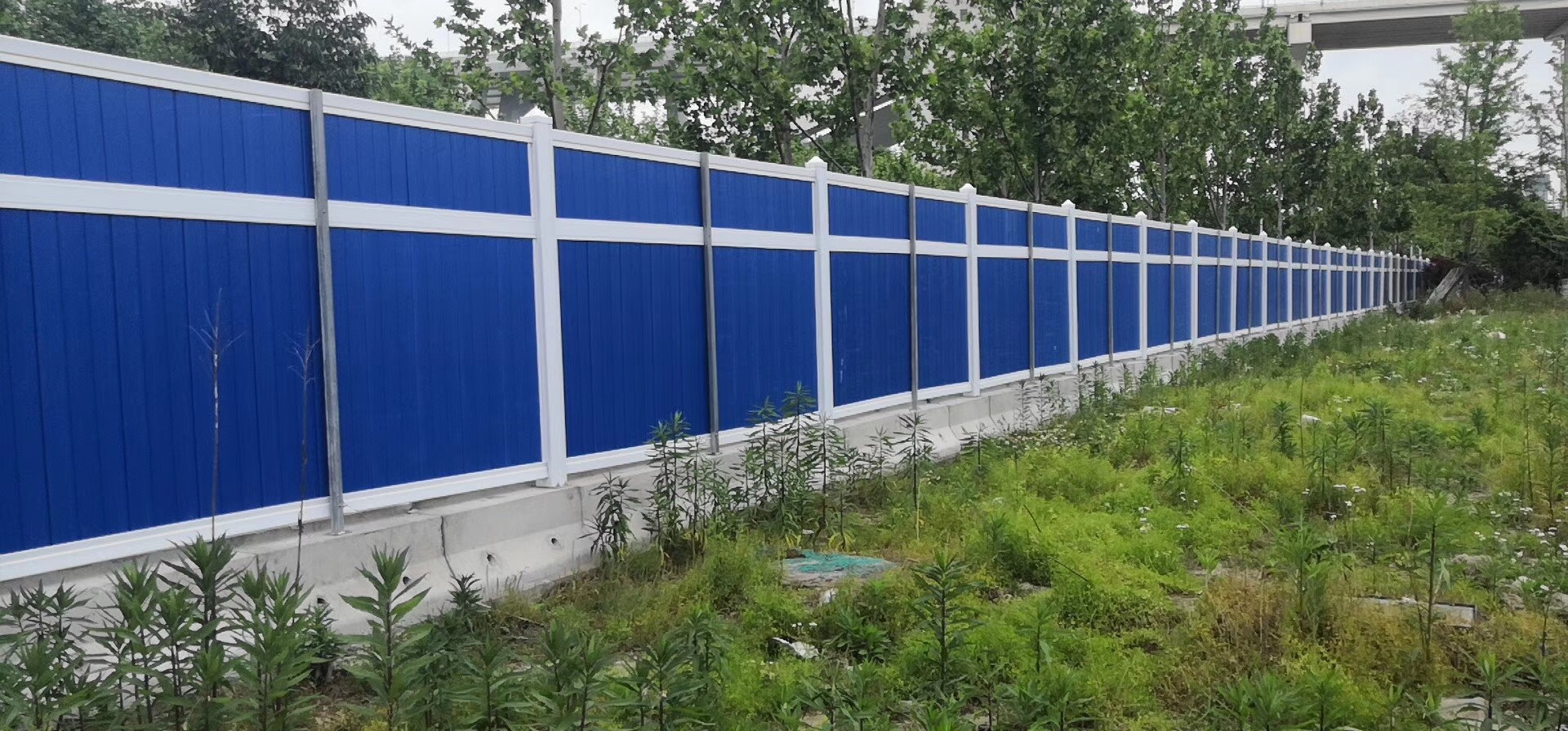 现代防护设施生产线实景