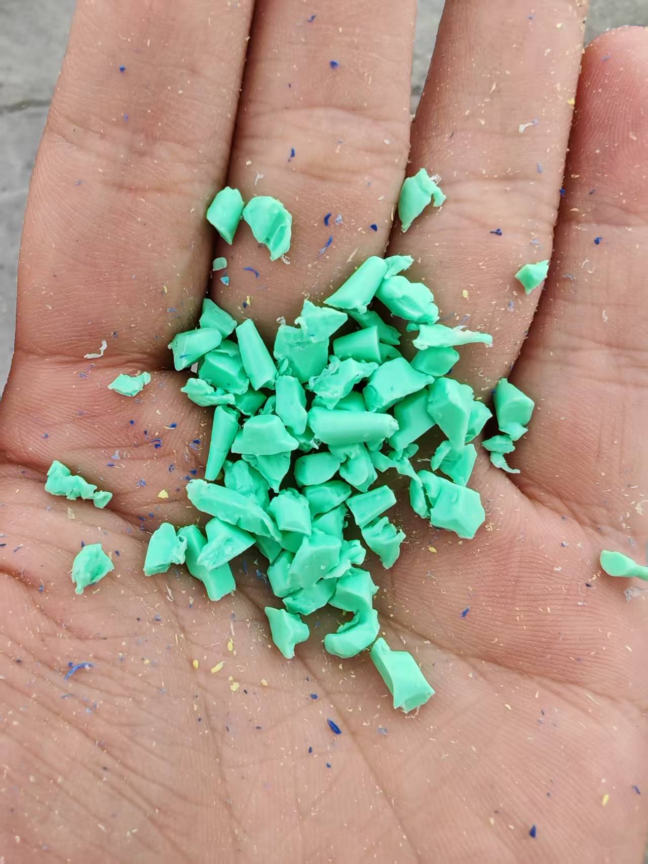 PCTG水口料分拣现场