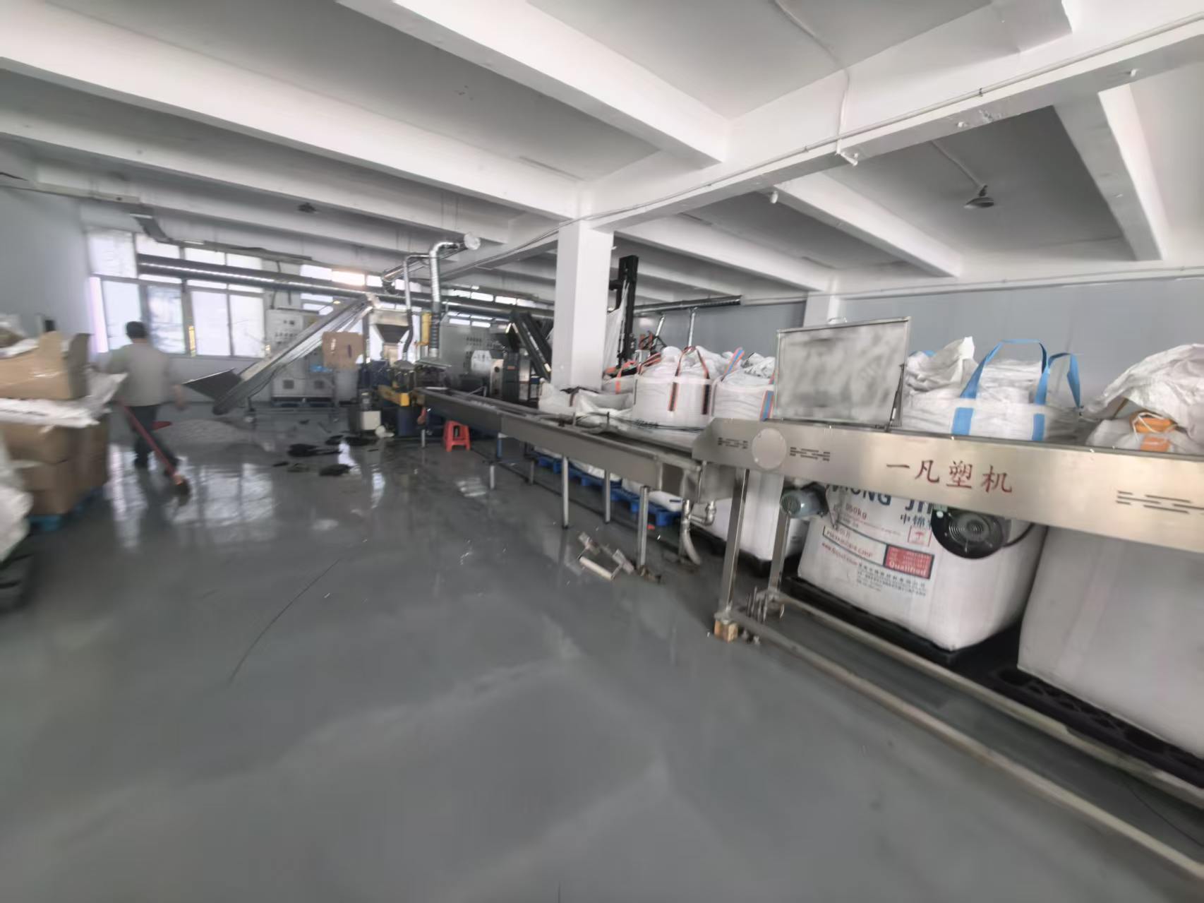 回收工厂塑胶水口料加工现场
