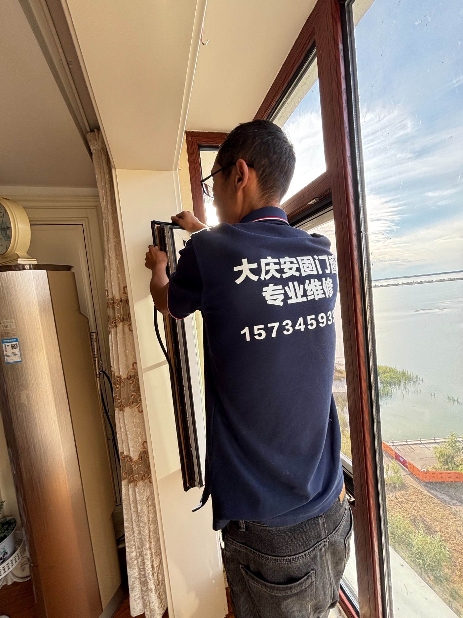 门窗维修施工现场