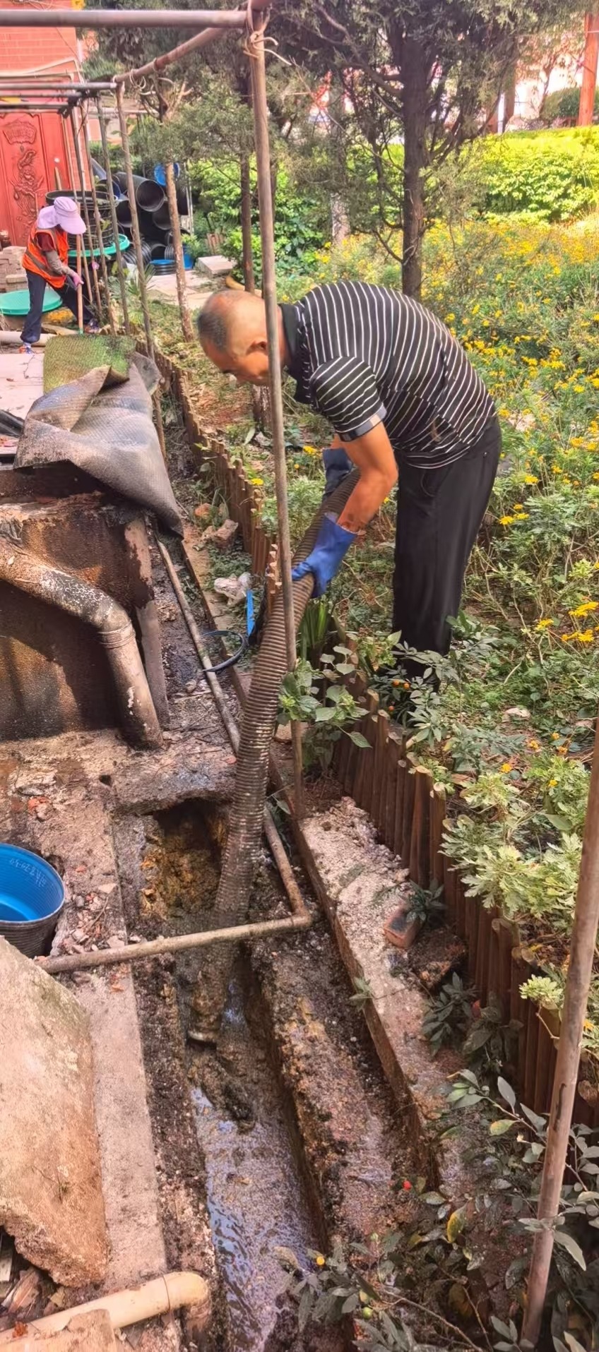 地沟清理作业实景