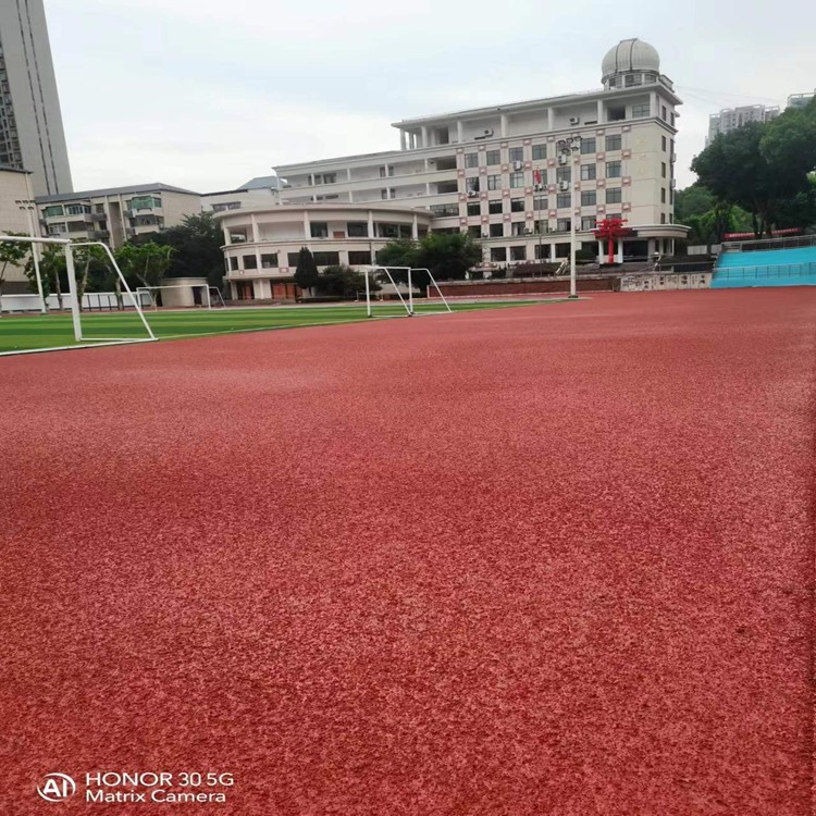 学校塑胶跑道施工现场