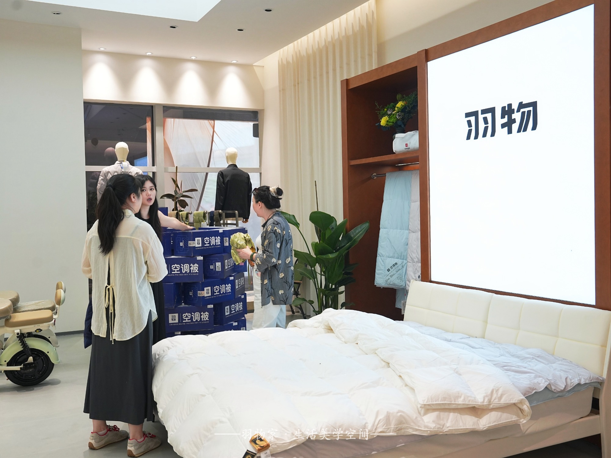 羽物服饰产品展示细节